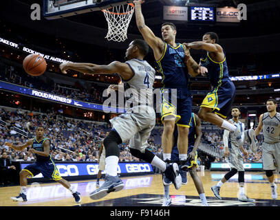 Washington, DC, USA. 12. Dezember 2015. 20151212 - Georgetown guard D'VAUNTES SMITH-RIVERA (4) Pässe gegen zwei Verteidiger der UNC-Wilmington in der zweiten Hälfte im Verizon Center in Washington. © Chuck Myers/ZUMA Draht/Alamy Live-Nachrichten Stockfoto