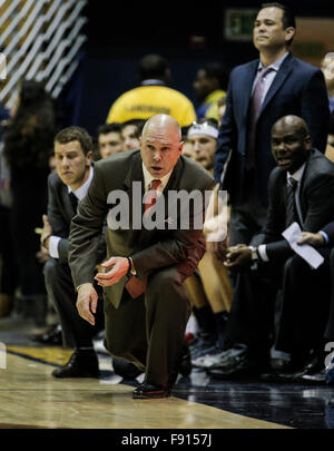 Berkeley USA ca. 12. Dezember 2015. Heiliges Marys Trainer Randy Bennett während der NCAA Männer Basketball-Spiel zwischen der Saint Mary's Gaels und die California Golden Bears 59-63 verloren an Hass Pavillon Berkeley Kalifornien Thurman James/CSM/Alamy Live News Stockfoto