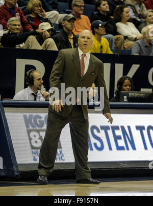 Berkeley USA ca. 12. Dezember 2015. Heiliges Marys Trainer Randy Bennett während der NCAA Männer Basketball-Spiel zwischen der Saint Mary's Gaels und die California Golden Bears 59-63 verloren an Hass Pavillon Berkeley Kalifornien Thurman James/CSM/Alamy Live News Stockfoto