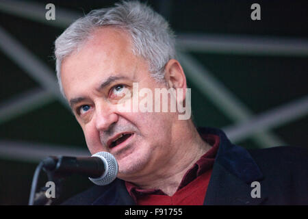 London, UK. 12. Dezember 2015. Andrew Murray, nationale Stuhl von Stop The Kriegskoalition, Adressen Stop The War Koalition protestieren außerhalb Downing Street gegen britische Intervention in Syrien. Bildnachweis: Mark Kerrison/Alamy Live-Nachrichten Stockfoto