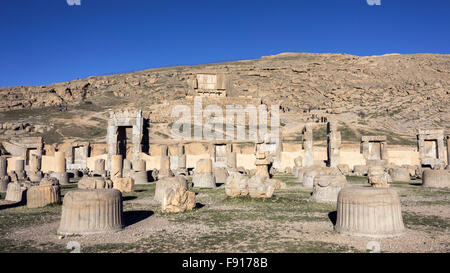 Der Thronsaal (100 Säulensaal), mit Blick auf das Grab von Artaxerxes III, Persepolis, Iran Stockfoto