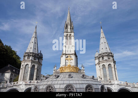 Rosenkranzbasilika und obere Basilika des Heiligtums unserer lieben Frau von Lourdes Stockfoto