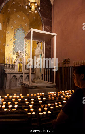 Gebet-Kerzen in der Basilika unserer lieben Frau vom Rosenkranz in die Wallfahrtskirche unserer lieben Frau von Lourdes Stockfoto