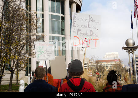 Salt Lake City, Utah, USA, 12. Dezember 2015. Umwelt-Aktivisten sammeln außerhalb des Gerichtsgebäudes zur Unterstützung ein starkes Klimaschutzabkommen auf der COP21-Konferenz in Paris und Utah Attorney General petition an, Exxon Mobils Dementis über die Schwere des Klimawandels zu untersuchen. Die Gruppe ging dann an um eine Exxon-Tankstelle in Murray, Utah zu blockieren. Brent Olson / Alamy Live News. Stockfoto