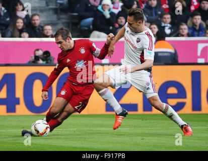 München, Deutschland. 12. Dezember 2015. Bayerns Philipp Lahm (L) kickt den Ball beim deutschen Erstligisten Bundesliga-Fußballspiel gegen Ingolstadt 04 in München, Deutschland, 12. Dezember 2015. Bayern München gewann 2: 0. © Philippe Ruiz/Xinhua/Alamy Live-Nachrichten Stockfoto