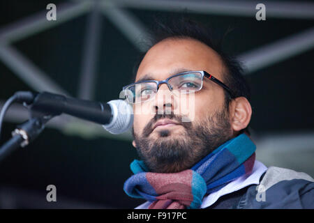 London, UK. 12. Dezember 2015. Imad Ahmed von Momentum London East End befasst sich mit der Stop The War Coalition Protest vor Downing Street gegen die Intervention in Syrien. Bildnachweis: Mark Kerrison/Alamy Live-Nachrichten Stockfoto