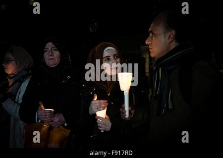 London, UK. 12. Dezember 2015. Weihnachten-Mahnwache für Flüchtlinge in London, Vereinigtes Königreich. Flüchtlinge, Solidarität Aktivisten und Syrische Aktivisten Join n eine Weihnachts-Mahnwache um Gerechtigkeit zu fordern für Flüchtlinge, die ein Ende der EU nach hinten Politik der Schließung der Grenzen für die bedürftigsten in Not Credit: Noemi Gago/Alamy Live News Stockfoto