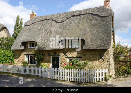 Reetdachhaus, Bridge Road, Stoke Bruerne, Northamptonshire, England, Vereinigtes Königreich Stockfoto