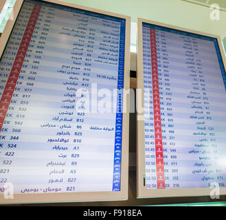 Flughafen-Board mit Depatures und Ankunftszeiten Stockfoto