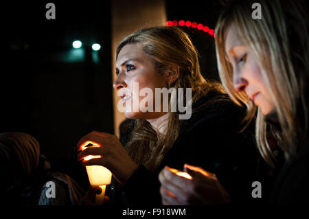 London, UK. 12. Dezember 2015. Weihnachten-Mahnwache für Flüchtlinge in London, Vereinigtes Königreich. Flüchtlinge, Solidarität Aktivisten und Syrische Aktivisten Join n eine Weihnachts-Mahnwache um Gerechtigkeit zu fordern für Flüchtlinge, die ein Ende der EU nach hinten Politik der Schließung der Grenzen für die bedürftigsten in Not Credit: Noemi Gago/Alamy Live News Stockfoto