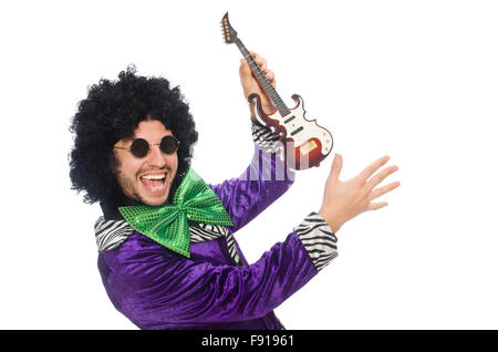 Lustiger Mensch mit Spielzeug-Gitarre isoliert auf weiss Stockfoto