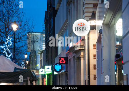 Reihe von Retail Banken bei Dämmerung, Staines Hautpstraße, Staines-upon-Thames, Surrey, England, Vereinigtes Königreich Stockfoto