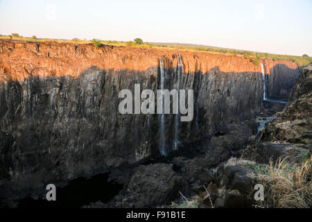 Harare. 11. Dezember 2015. Foto aufgenommen am 11. Dezember 2015 zeigt die Victoriafälle während der trockenen Jahreszeit nahe der Grenze zu Sambia-Simbabwe. Trockenzeit der Victoria-Fälle dauert in der Regel von Oktober bis Februar nächsten Jahres. © Xu Lingui/Xinhua/Alamy Live-Nachrichten Stockfoto