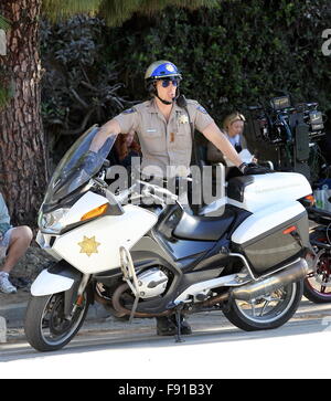 Schauspieler Dax Shepard trifft die Straße von Los Angeles als Highway Patrolman Jon Baker mit co-star Michael Pena als Frank "Ponch" Poncharello in dem Remake des 70er Jahre hit "Chips".  Mitwirkende: Dax Shepard wo: Los Angeles, California, Vereinigte Staaten von Amerika als: 11 Nr. Stockfoto