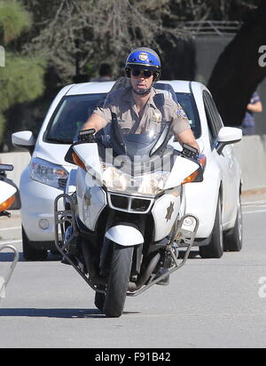 Schauspieler Dax Shepard trifft die Straße von Los Angeles als Highway Patrolman Jon Baker mit co-star Michael Pena als Frank "Ponch" Poncharello in dem Remake des 70er Jahre hit "Chips".  Mitwirkende: Dax Shepard wo: Los Angeles, California, Vereinigte Staaten von Amerika als: 11 Nr. Stockfoto