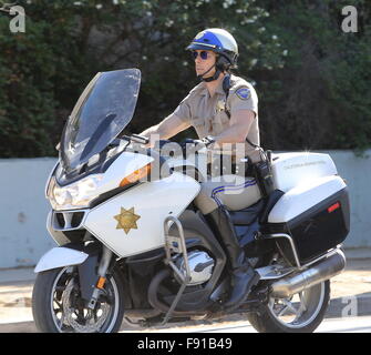 Schauspieler Dax Shepard trifft die Straße von Los Angeles als Highway Patrolman Jon Baker mit co-star Michael Pena als Frank "Ponch" Poncharello in dem Remake des 70er Jahre hit "Chips".  Mitwirkende: Dax Shepard wo: Los Angeles, California, Vereinigte Staaten von Amerika als: 11 Nr. Stockfoto