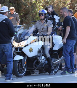 Schauspieler Dax Shepard trifft die Straße von Los Angeles als Highway Patrolman Jon Baker mit co-star Michael Pena als Frank "Ponch" Poncharello in dem Remake des 70er Jahre hit "Chips".  Mitwirkende: Dax Shepard wo: Los Angeles, California, Vereinigte Staaten von Amerika als: 11 Nr. Stockfoto