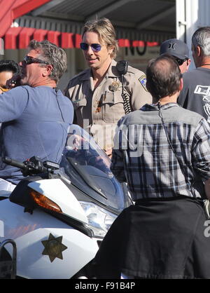 Schauspieler Dax Shepard trifft die Straße von Los Angeles als Highway Patrolman Jon Baker mit co-star Michael Pena als Frank "Ponch" Poncharello in dem Remake des 70er Jahre hit "Chips".  Mitwirkende: Dax Shepard wo: Los Angeles, California, Vereinigte Staaten von Amerika als: 11 Nr. Stockfoto