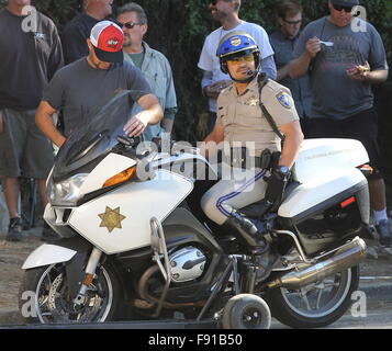 Schauspieler Dax Shepard trifft die Straße von Los Angeles als Highway Patrolman Jon Baker mit co-star Michael Pena als Frank "Ponch" Poncharello in dem Remake des 70er Jahre hit "Chips".  Mitwirkende: Michael Pena Where: Los Angeles, California, Vereinigte Staaten von Amerika als: 11 N Stockfoto