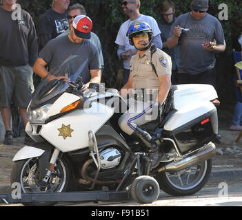 Schauspieler Dax Shepard trifft die Straße von Los Angeles als Highway Patrolman Jon Baker mit co-star Michael Pena als Frank "Ponch" Poncharello in dem Remake des 70er Jahre hit "Chips".  Mitwirkende: Michael Pena Where: Los Angeles, California, Vereinigte Staaten von Amerika als: 11 N Stockfoto