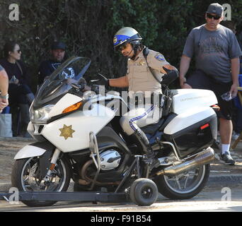 Schauspieler Dax Shepard trifft die Straße von Los Angeles als Highway Patrolman Jon Baker mit co-star Michael Pena als Frank "Ponch" Poncharello in dem Remake des 70er Jahre hit "Chips".  Mitwirkende: Michael Pena Where: Los Angeles, California, Vereinigte Staaten von Amerika als: 11 N Stockfoto