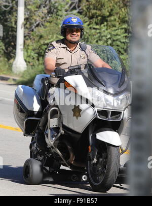 Schauspieler Dax Shepard trifft die Straße von Los Angeles als Highway Patrolman Jon Baker mit co-star Michael Pena als Frank "Ponch" Poncharello in dem Remake des 70er Jahre hit "Chips".  Mitwirkende: Michael Pena Where: Los Angeles, California, Vereinigte Staaten von Amerika als: 11 N Stockfoto