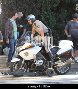 Schauspieler Dax Shepard trifft die Straße von Los Angeles als Highway Patrolman Jon Baker mit co-star Michael Pena als Frank "Ponch" Poncharello in dem Remake des 70er Jahre hit "Chips".  Mitwirkende: Michael Pena Where: Los Angeles, California, Vereinigte Staaten von Amerika als: 11 N Stockfoto