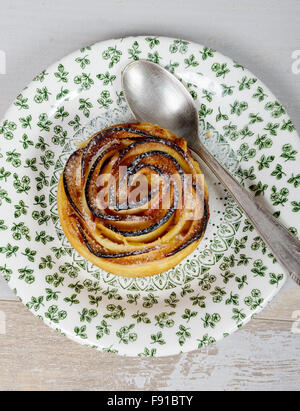 eine leckere Blätterteig mit Apfel geformt Rosen mit Puderzucker Stockfoto