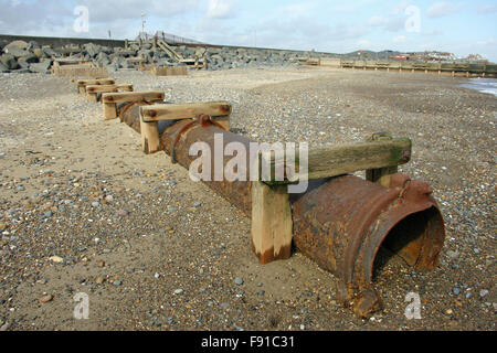 Kanalrohr am Strand Stockfoto