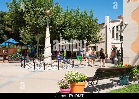 Kleines Quadrat in La Roca Village (Designer-Outlet-Shopping), La Roca del Vallès, Barcelona, Provinz Barcelona, Katalonien, Spa Stockfoto