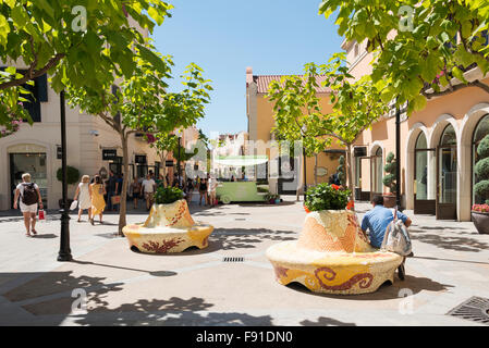 Kleines Quadrat an La Roca Village (Designer-Outlet-Shopping), La Roca del Vallès, Barcelona, Provinz Barcelona, Katalonien, Spanien Stockfoto