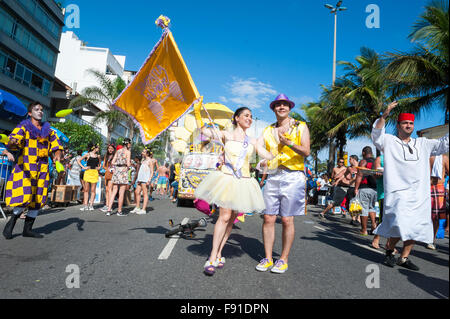 RIO DE JANEIRO, Brasilien - 7. Februar 2015: Street Karneval Fahnenträger, bekannt als die Porta-Bandeira, Tänze mit einem Partner. Stockfoto