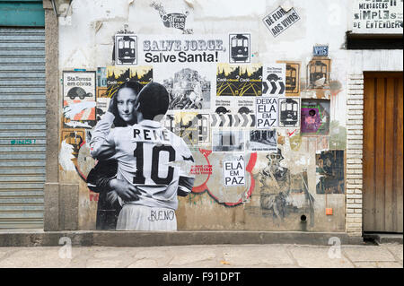 RIO DE JANEIRO, Brasilien - 22. Oktober 2015: Streetart Darstellung inniger Umarmung zwischen den Fußballstar Pele und Mona Lisa Stockfoto