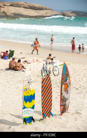 RIO DE JANEIRO, Brasilien - 22. März 2015: Bunt gemusterten Stand-up Paddle Surfboards stehen aufgereiht am Strand von Arpoador Stockfoto