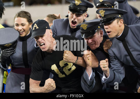 Philadelphia, PA, USA. 12. Dezember 2015. Die Kadetten der Westpunkt jubeln während des Spiels zwischen The Army Black Knights und die Navy Midshipmen an Lincoln Financial Field in Philadelphia, PA. Navy Midshipmen besiegen die Army Black Knights 21-17. Obligatorische Credit: Kostas Lymperopoulos/CSM, © Csm/Alamy Live-Nachrichten Stockfoto