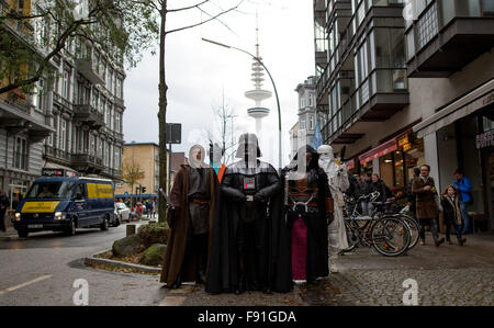 Hamburg, Deutschland. 14. November 2015. Mitglieder der lokalen "Star Wars"-Fan-Club gekleidet als Charaktere aus den Star Wars Filmen ein Jedi-Ritter (l-R), Greedo, Darth Vader, Darth Revan und ein Snowtrooper, Spaziergang durch die Straßen in Hamburg, Deutschland, 14. November 2015. Episode VII der Star Wars-Serie "Star Wars die Kraft erwacht", startet in den Kinos am 17. Dezember 2015 landesweit. Foto: Axel Heimken/Dpa/Alamy Live News Stockfoto