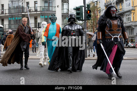 Hamburg, Deutschland. 14. November 2015. Mitglieder der Star Wars-Fan-Club gehen Sie eine Straße in Hamburg, Deutschland, 14. November 2015 als ein Jedi (L-R), Snowtrooper, Greedo, Darth Vader und Darth Revan gekleidet. Teil sieben der Serie "Star Wars – das Erwachen der macht-Premiere in den deutschen Kinos am 17. Dezember 2015. Foto: Axel Heimken/Dpa/Alamy Live News Stockfoto