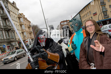 Hamburg, Deutschland. 14. November 2015. Mitglieder der lokalen "Star Wars"-Fan-Club als Charaktere aus den Star Wars Filmen, die Darth Revan (l-R), ein Snowtrooper, Darth Vader, Greedo und ein Jedi-Ritter durch die Straßen in Hamburg, Deutschland, 14. November 2015 gehen verkleidet. Episode VII der Star Wars-Serie "Star Wars die Kraft erwacht", startet in den Kinos am 17. Dezember 2015 landesweit. Foto: Axel Heimken/Dpa/Alamy Live News Stockfoto