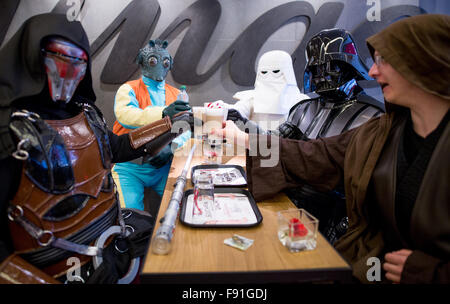 Hamburg, Deutschland. 14. November 2015. Ein Star Wars Fan-Club Mitglieder sitzen in einem Café in Hamburg, Deutschland, 14. November 2015 als Darth Revan (L-R), Greedo, ein Snowtrooper, Darth Vader und ein Jedi verkleidet. Teil sieben der Serie "Star Wars – das Erwachen der macht-Premiere in den deutschen Kinos am 17. Dezember 2015. Foto: Axel Heimken/Dpa/Alamy Live News Stockfoto