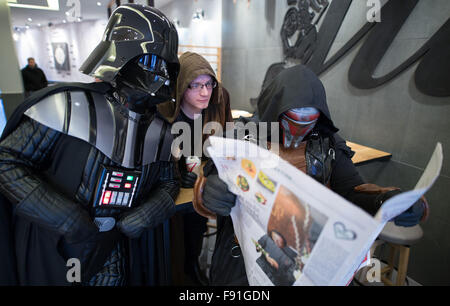 Hamburg, Deutschland. 14. November 2015. Mitglieder der Star Wars-Fan-Club lesen eine Zeitung, wie sie in einem Café in Hamburg, Deutschland, 14. November 2015 als Darth Vader, Jedi und Darth Revan gekleidet sitzen. Teil sieben der Serie "Star Wars – das Erwachen der macht-Premiere in den deutschen Kinos am 17. Dezember 2015. Foto: Axel Heimken/Dpa/Alamy Live News Stockfoto