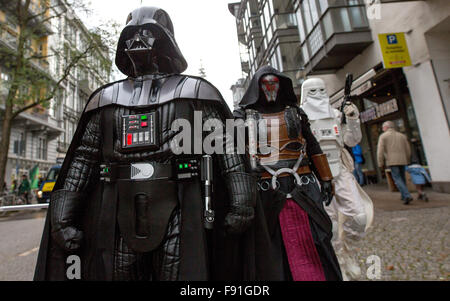 Hamburg, Deutschland. 14. November 2015. Mitglieder einer lokalen "Star Wars"-Fan-Club gekleidet als Charaktere aus den Star Wars Filmen Darth Vader (l-R), Darth Revan und Snowtrooper Spaziergang durch die Straßen in Hamburg, Deutschland, 14. November 2015. Episode VII der Star Wars-Serie "Star Wars die Kraft erwacht", startet in den Kinos am 17. Dezember 2015 landesweit. Foto: Axel Heimken/Dpa/Alamy Live News Stockfoto