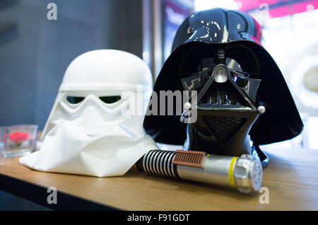 Hamburg, Deutschland. 14. November 2015. Die Helme der Darth Vader (R) und der einen Sturmtruppler, werden Charaktere aus den Star Wars Filmen, Mitglieder einer lokalen "Star Wars"-Fan-Club auf dem Display in einem Café in Hamburg, Deutschland, 14. November 2015. Episode VII der Star Wars-Serie "Star Wars die Kraft erwacht", startet in den Kinos am 17. Dezember 2015 landesweit. Foto: Axel Heimken/Dpa/Alamy Live News Stockfoto