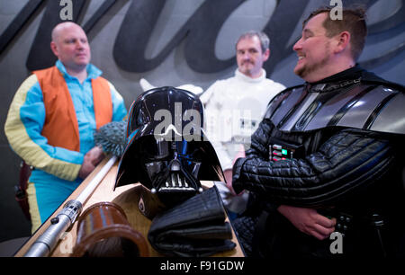 Hamburg, Deutschland. 14. November 2015. Mitglieder der Star Wars-Fan-Club sitzen in einem Café in Hamburg, Deutschland, 14. November 2015 als Greedo und ein Snowtrooper Darth Vader verkleidet. Teil sieben der Serie "Star Wars – das Erwachen der macht-Premiere in den deutschen Kinos am 17. Dezember 2015. Foto: Axel Heimken/Dpa/Alamy Live News Stockfoto