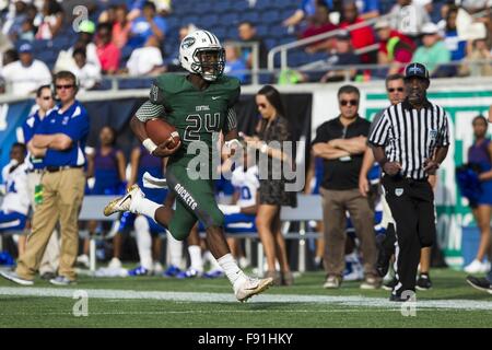 Florida, USA. 12. Dezember 2015. Zack Wittman | Times.Miami Central's James Cook führt zum Touchdown downfield während Armwood High-School-Spiel gegen Miami Central Senior High School in der Klasse 6A 2015 FHSAA Fußball-Finale am Samstag Nachmittag, 12. Dezember 2015 im Citrus Bowl in Orlando. © Tampa Bay Times / ZUMA Draht/Alamy Live News Stockfoto