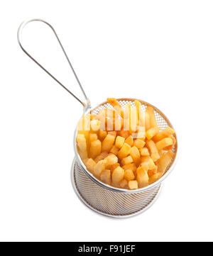 Pommes frites in einem Gastro-Pub serviert Korb auf weißem Hintergrund Stockfoto