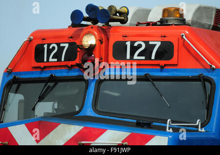 Closeup Detail auf der Kabine des Metra Lokomotive führenden ein nahverkehrszug durch West Chicago, Illinois, in einem Vorort von Chicago. USA. Stockfoto