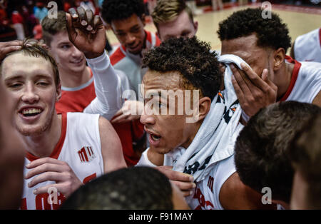 Albuquerque, New Mexico, USA. 12. Dezember 2015. Journal.Lobo Guard Elijah Brown(Cq), Zentrum und Cullen Neal(Cq), links, feiern am halben Hof nach einem Sieg über Northern Iowa 57 bis 63. Albuquerque, New Mexico © Roberto E. Rosales/Albuquerque Journal/ZUMA Draht/Alamy Live-Nachrichten Stockfoto