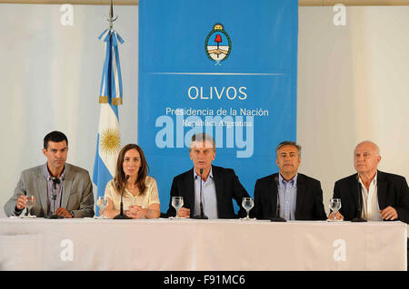 Buenos Aires, Argentinien. 12. Dezember 2015. Argentiniens President Mauricio Macri (C) beteiligt sich an einer Pressekonferenz nach einem Treffen mit 24 Landeshauptleute in der präsidialen Residenz Olivos in Buenos Aires, Argentinien, am 12. Dezember 2015. Argentinische Präsident Mauricio Macri trafen sich am Samstag mit der Gouverneure der 24 Provinzen des Landes, an wen er forderte "zusammenarbeiten". © Jose Romero/TELAM/Xinhua/Alamy Live-Nachrichten Stockfoto