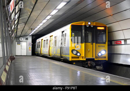 Merseyrail Zug Ankunft am Moorfields Eye Hospital Station Liverpool Stockfoto