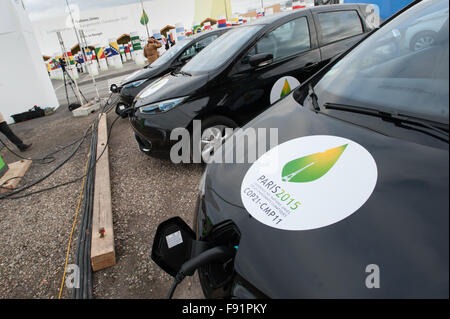 Eine Flotte von Elektroautos Gebühren vor fo die COP21 UN-Klimakonferenz in Le Bourget bei Paris, 30. November 2015. Stockfoto